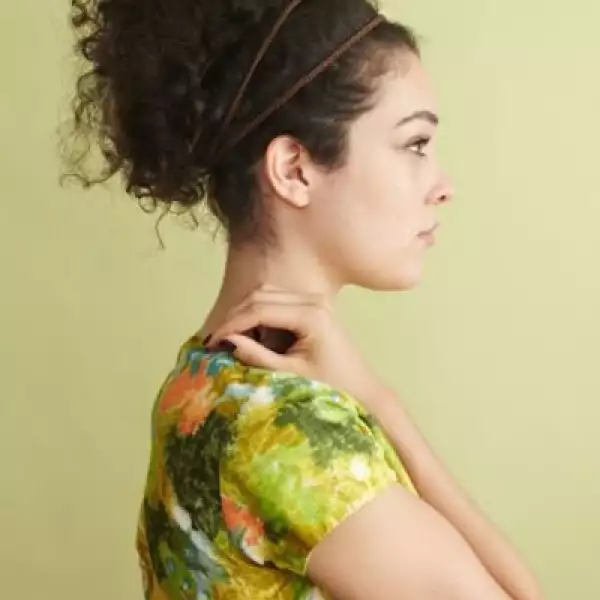 ¿Pelo chino y rebelde? Hazte un messy bun.