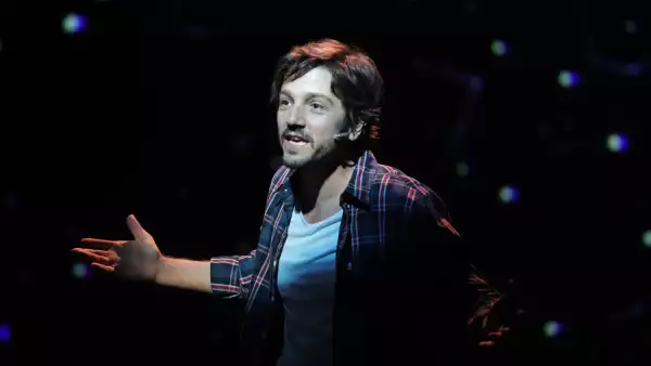 Diego Luna en su debut en la obra "Privacidad"