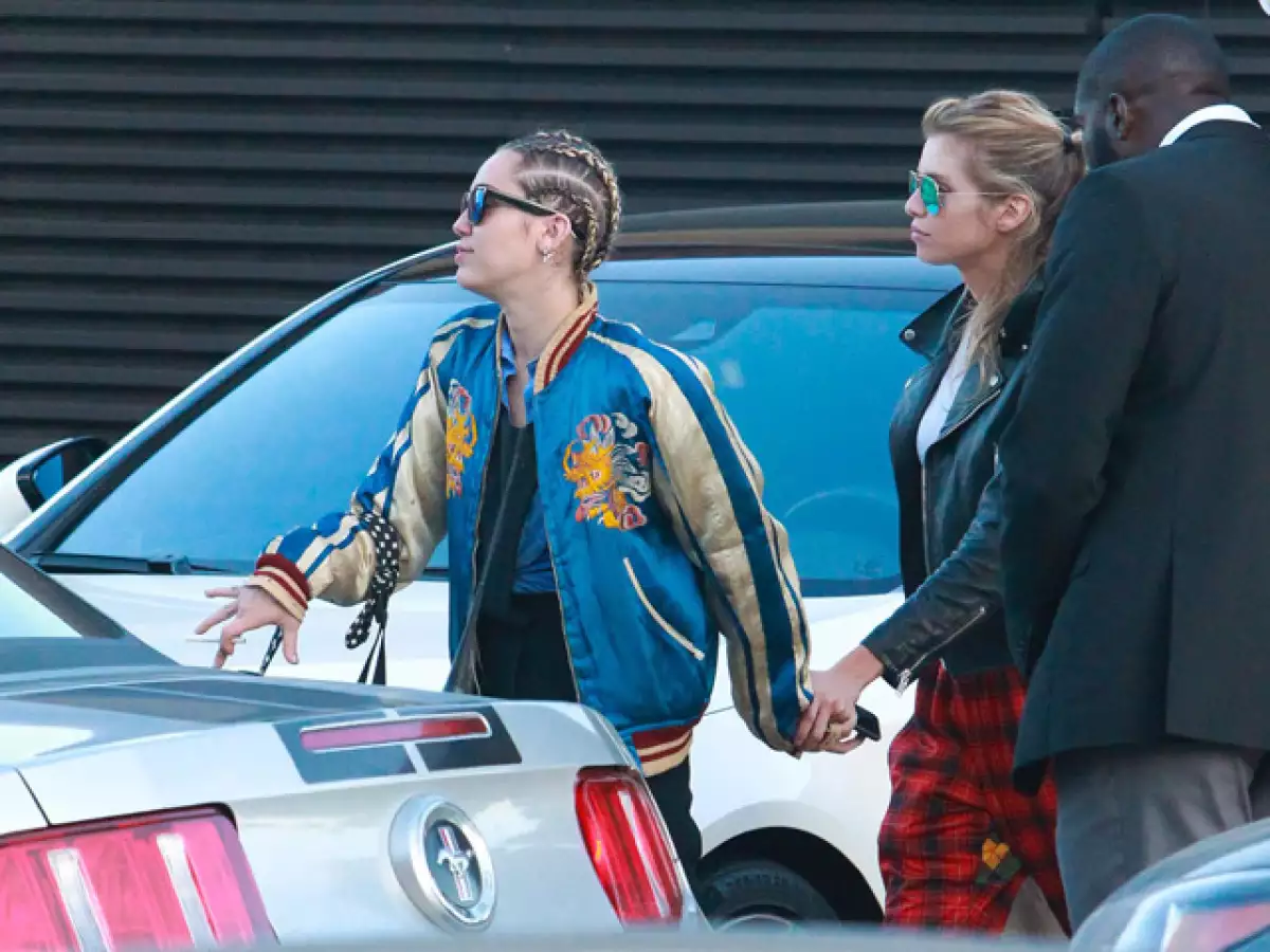 La cantante y la modelo de Victoria&#39s Secret fueron captadas cuando salieron a comer este fin de semana al restaurante Nobu, por primera vez desde que fueron fotografidas en un momento apasionado.