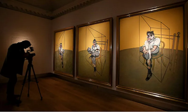 La pintura de Francis Bacon ‘Tres estudios de Lucian Freud’ se vendió en 142 mdd, el precio más alto por una obra ofrecida en subasta. (Foto: Getty Images)