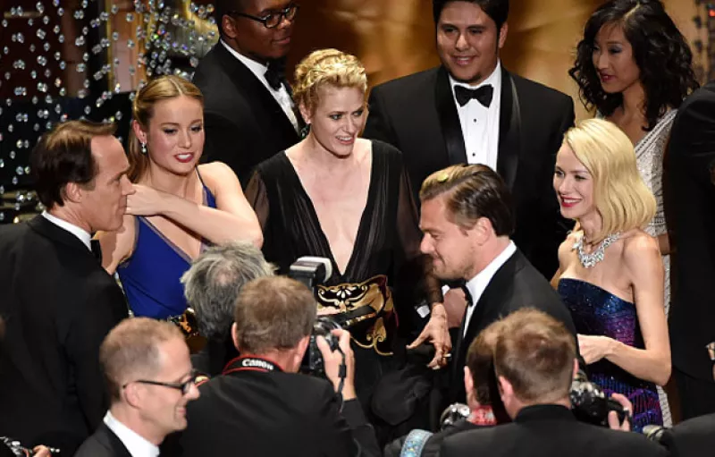 ¡La espera valió la pena! Y es que tras 22 años de su primera nominación, fue hasta ayer que Leonardo DiCaprio ganó un Oscar, un buen motivo para celebrar junto a sus amigos y compañeros.