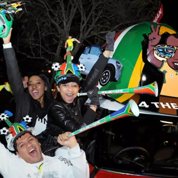En 1979, el sudafricano Boloyi de Alfred lleva este casco pintado con los colores de su equipo de futbol, para protegerse de las piedras que aventaban en las gradas.