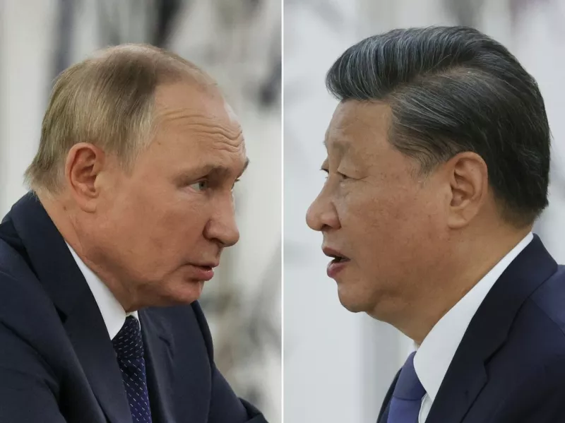 Esta combinación de fotografías creadas el 15 de septiembre de 2022 muestra al presidente ruso Vladimir Putin (idista) y al presidente de China Xi Jinping durante su reunión al margen de la cumbre de los líderes de la Organización de Cooperación de Shanghai (OCS) en Samarcanda.