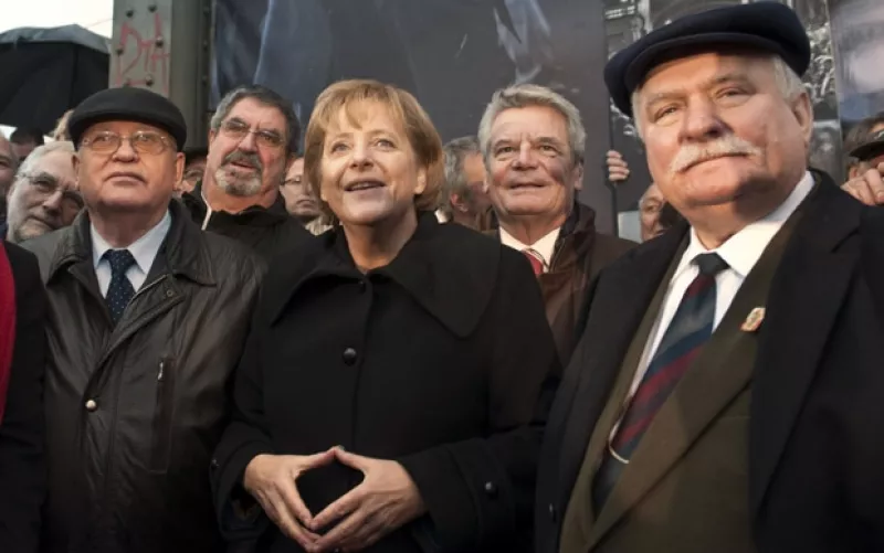 La frontera fortificada de Alemania Oriental cayó la noche del 9 de noviembre de 1989 después de 28 años y marcó un momento fundamental en el derrumbe del comunismo en Europa.
