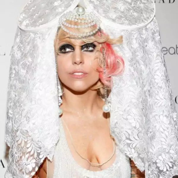 Además del leotardo rojo transparente y la aureola en su cabeza vistió un vestido blanco.