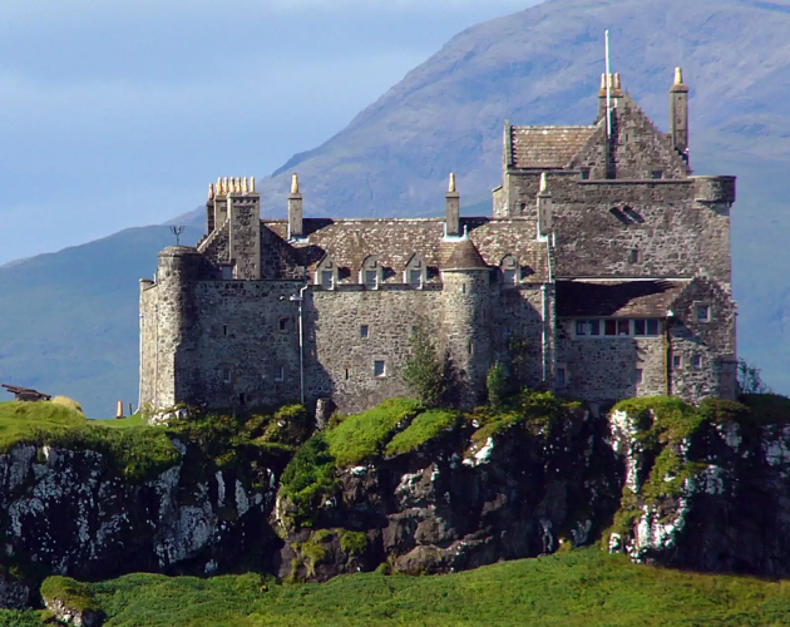 Este castillo se encuentra en Escocia. En este lugar vivieron los MacCleans y los Duart. Esta impresionante construcción se encuentra en la orilla de la isla del Mull. Se cree que fue contruido en ...