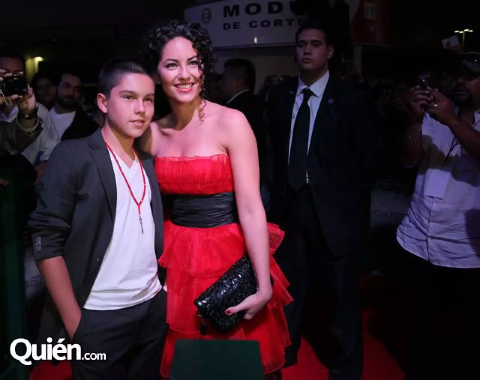 Bárbara Mori y su hijo Sergio Mayer lucieron muy contentos en el filme en que el pequeño también participó.
