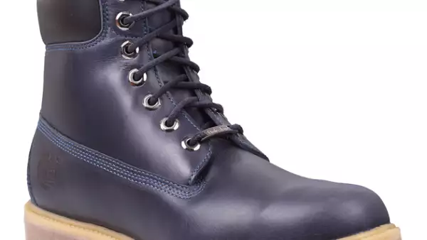 Si te gustan las botas para crear un look urbano, no te olvides de adquirir unas en azul.