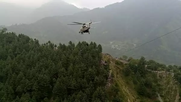 Un helicóptero militar lleva a cabo una operación de rescate para recuperar a los estudiantes atrapados en un telesilla en el pueblo pashto de la montañosa provincia de Khyber Pakhtunkhwa, el 22 de agosto de 2023. Seis niños y dos adultos fueron suspendidos dentro de un teleférico colgando sobre un profundo valle en Pakistán durante varias horas el 22 de agosto, mientras un helicóptero militar flotaba cerca.