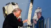 El presidente de los Estados Unidos, Donald Trump, aborda el Air Force One antes de salir del Aeropuerto Metropolitano del Condado de Detroit en Romulus, Michigan, el 13 de enero de 2026. Trump regresa de hablar con el Club Económico de Detroit en Detroit, Michigan, y de una visita a una planta de producción de Ford.