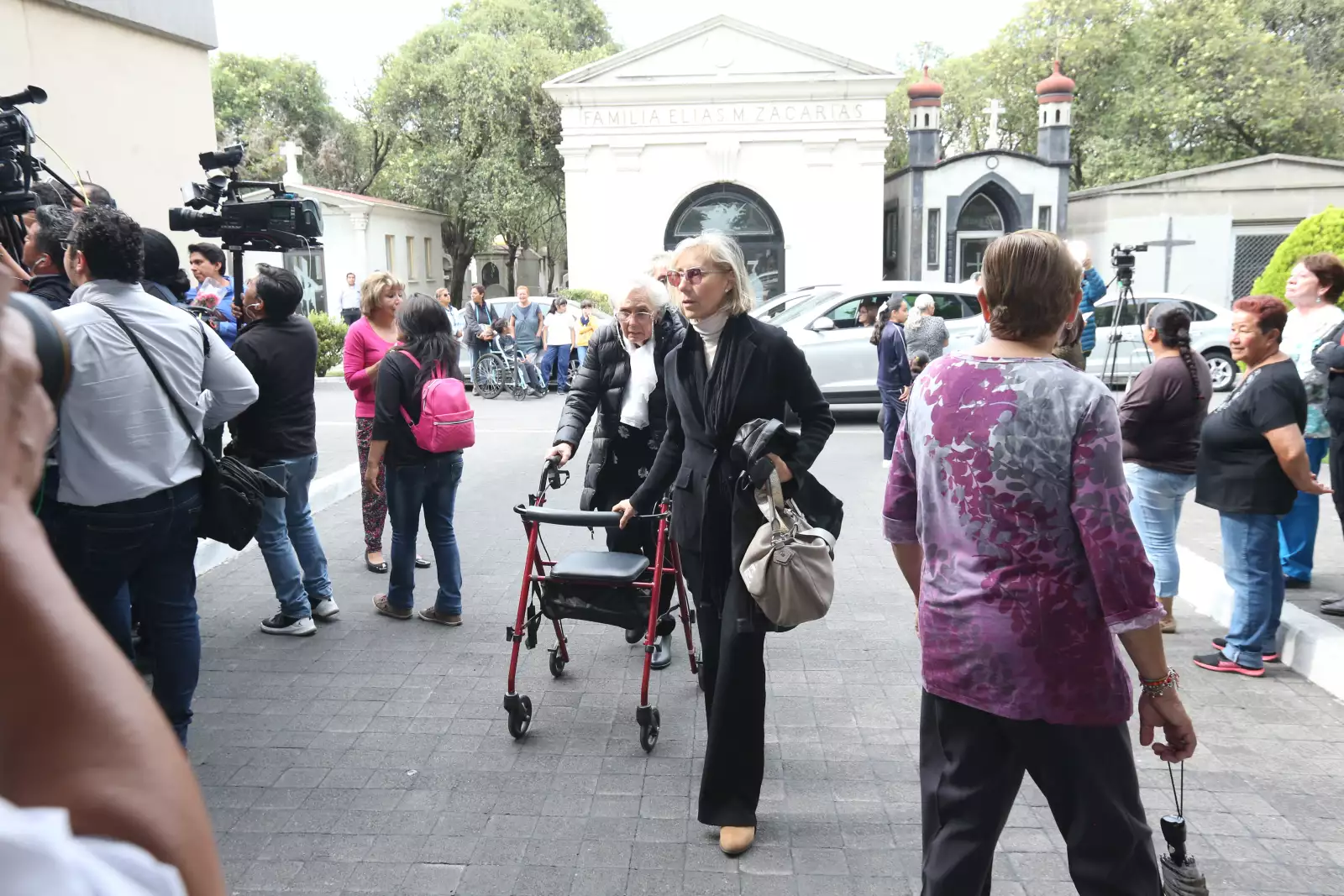 Asistentes al funeral de Edith González