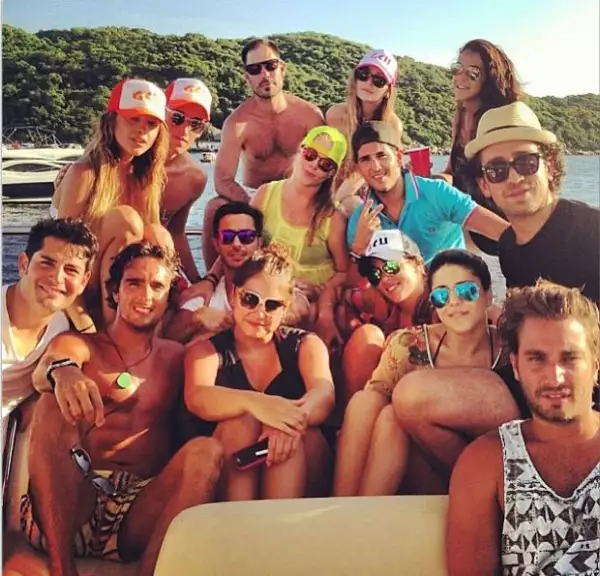 Eiza aprovechó el verano para irse de vacaciones con sus amigos a Acapulco.