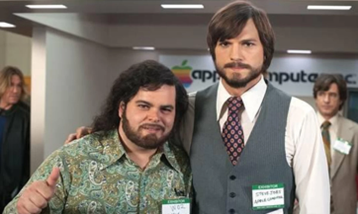 Ashton Kutcher y Josh Gad interpretan a los amigos emprendedores. (Foto: Tomada de Facebook.com/thejobsmovie)