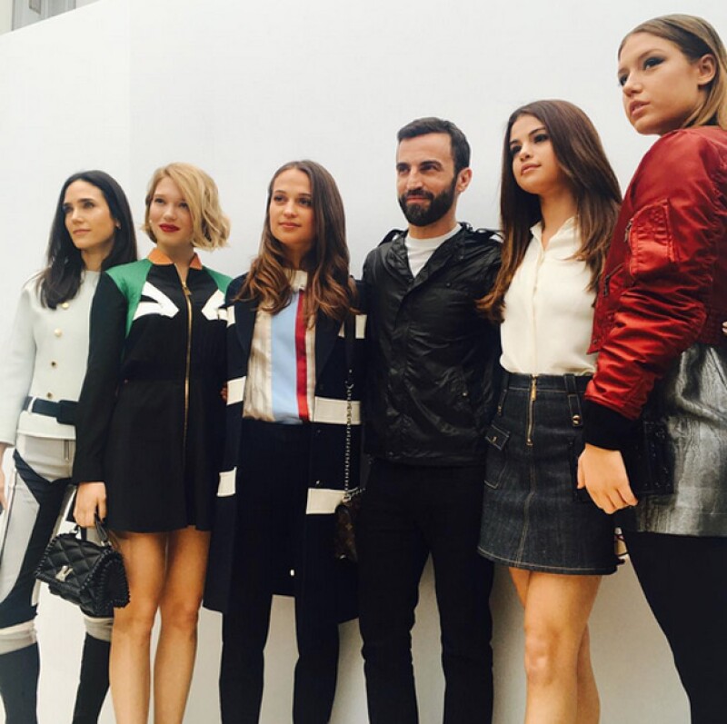La cantante estuvo en el desfile de Louis Vuitton con otras famosas como Jennifer Conelly y Alicia Vikander.