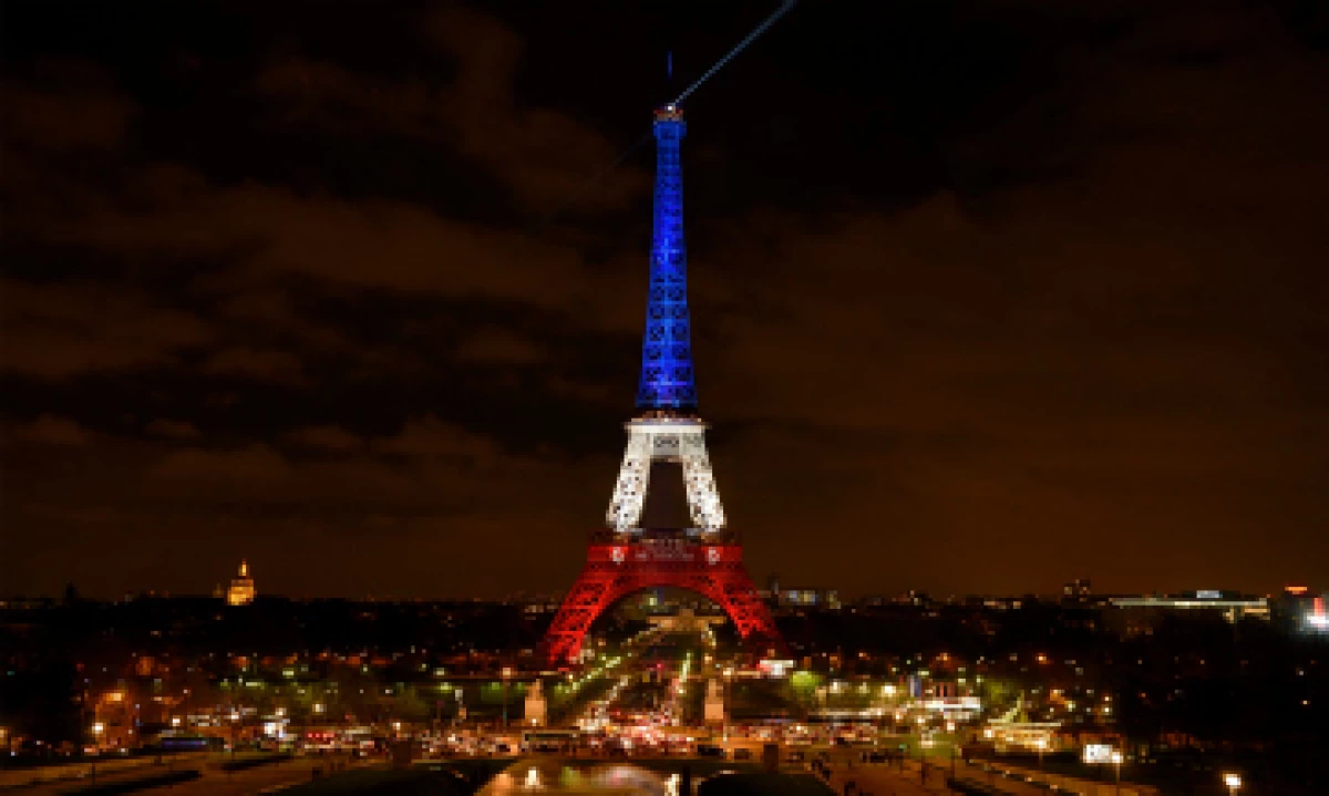 La torre Eiffel fue iluminada con los colores de la bandera francesa tras los atentados. (Foto: AFP)