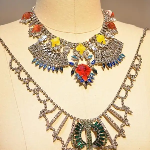 Collar.