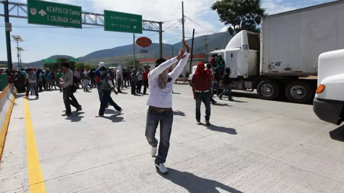 manifestantes bloquean autopista del sol domingo