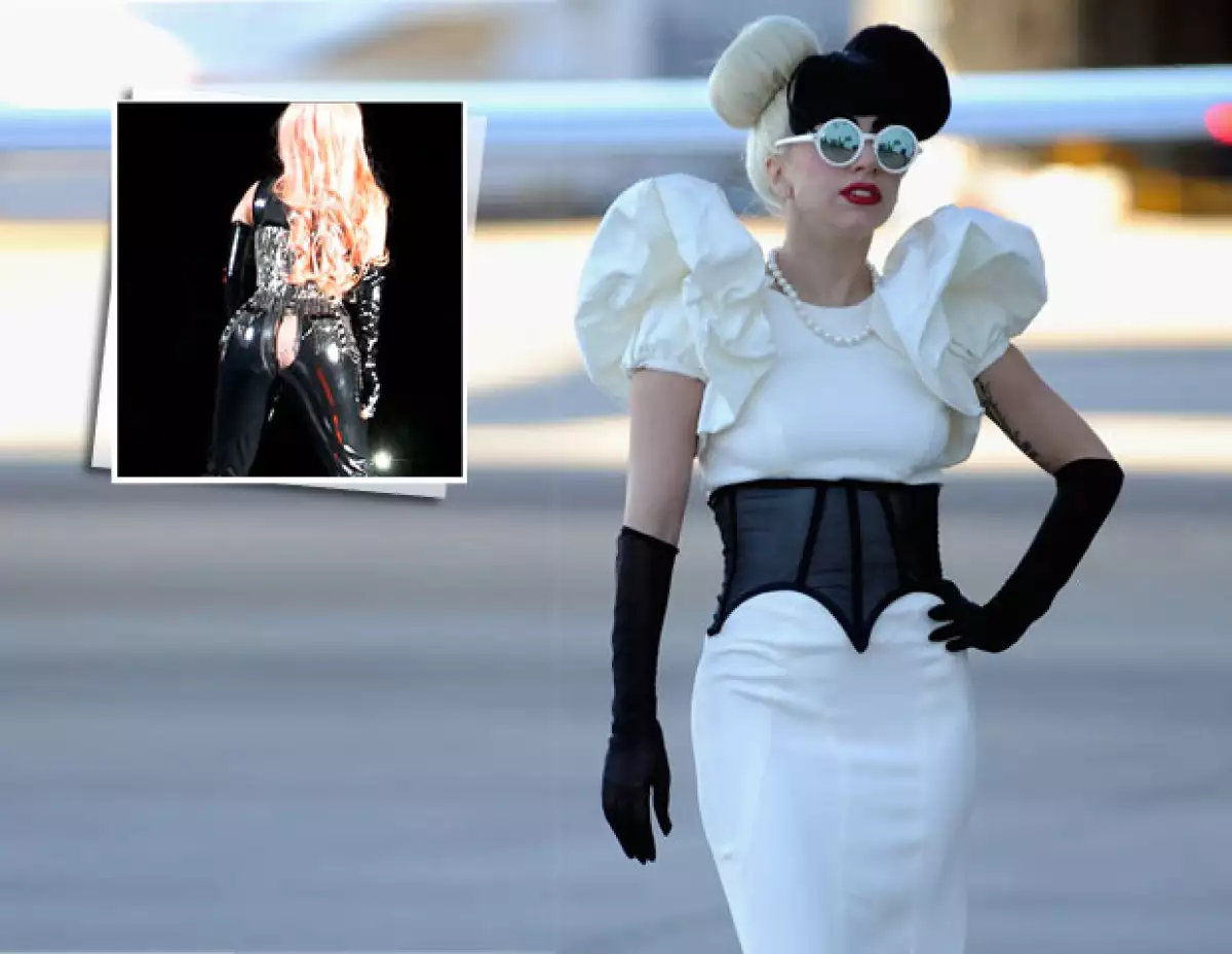 A la cantante se le rompió el pantalón diseñado por Versace, en el momento en que entraba en una moto en una presentación en Vancouver, Canadá.