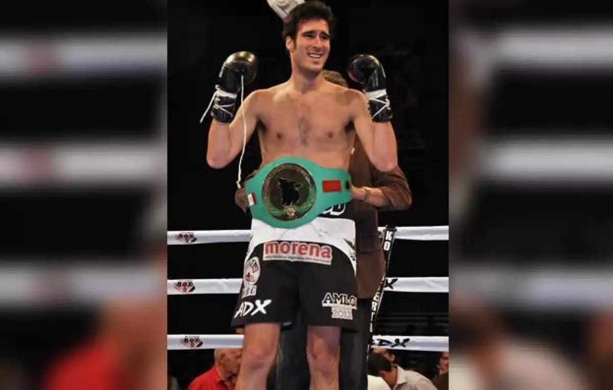 El hijo de miguel torruco usó unos shorts con el logo de amlo en una pelea de box