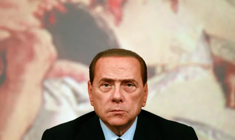 El primer ministro de Italia, Silvio Berlusconi, observa durante una conferencia de prensa en el Palacio Chigi en Roma, Italia, el 4 de agosto de 2011.