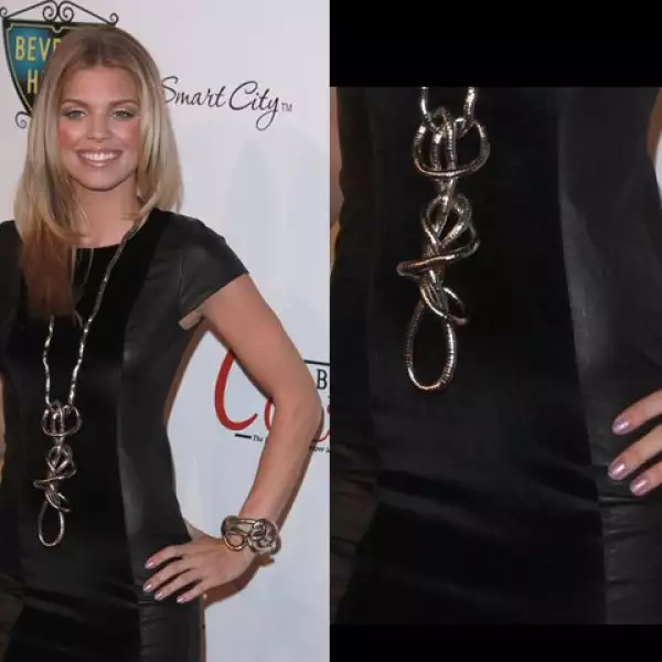 AnnaLynne McCord se ve muy hot con un vesitido de cuero negro. No uses otro item de piel ya que pierdes lo chic.