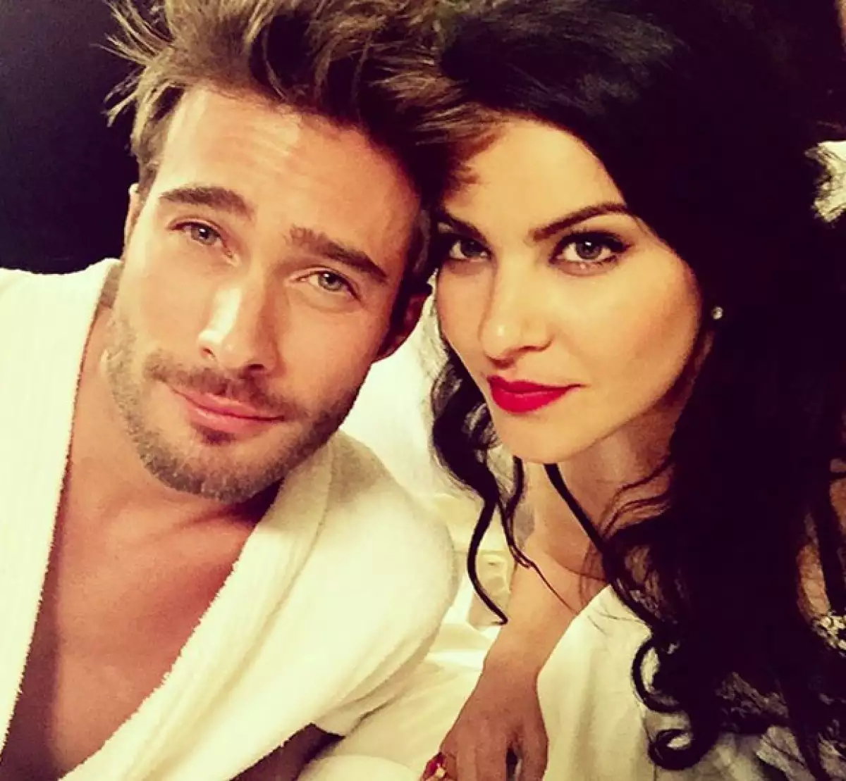 Litzy con el actor Rodrigo Guirao durante la filmación de la serie Señora Acero.