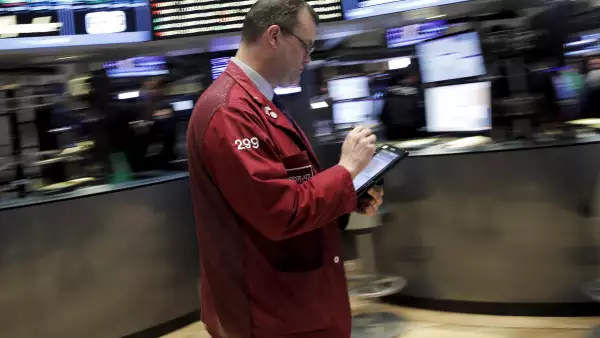 El Dow Jones pierde 0.95% a 17,720 unidades.