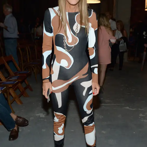 Cuando vimos estos body suits en el desfile de Dior Fall 2015, no les encontrábamos lugar en la calle. No fue hasta que la fashion guru lo portó durante NYFW que pudimos entender cómo llevarlo. Anna lo complementó con botas Dior, aretes Capri de Pomellato y collar Tango de la misma firma.