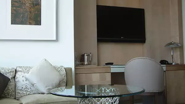 Cada cuarto tiene una televisión LCD de 42 pulgadas, reproductor de DVD, sistema de sonido, MP3 y un Headmaster touchscreen como sistema de control único.