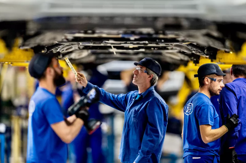 Ford, en riesgo por autos chinos