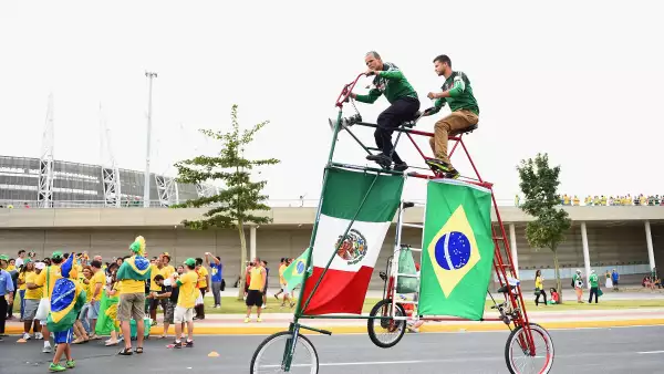 Los expertos dicen que la divergencia entre ambos países es fruto de dos estrategias opuestas empleadas.