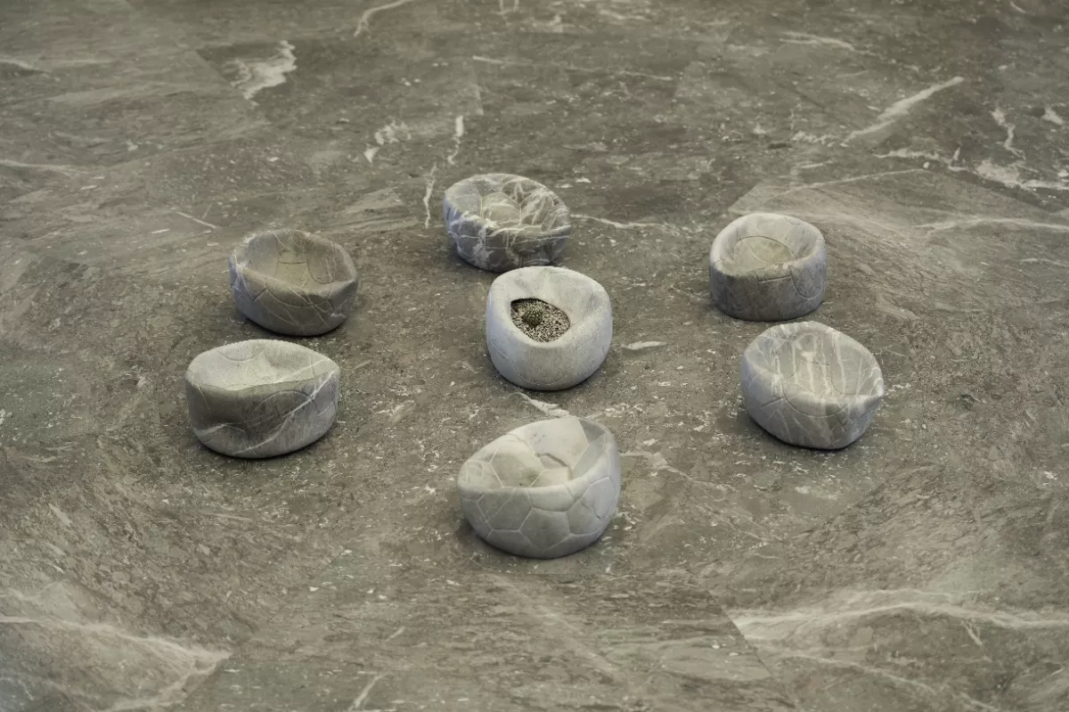 Siete esculturas de mármol en forma de balón ponchado, de la instalación de Rodrigo Ímaz en el Museo de Arte Moderno