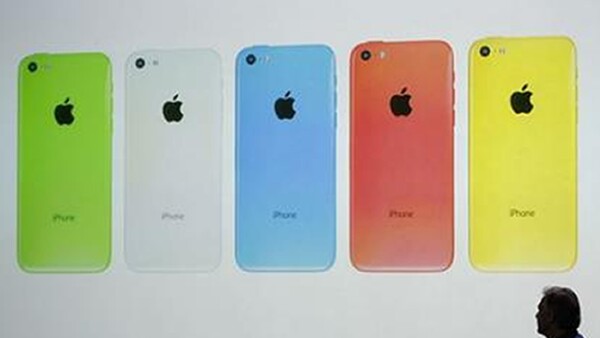 Apple lanzó el iPhone 5C, un modelo de gama baja que venderá en colores verde, blanco, azul, rojo y amarillo desde 99 dólares.