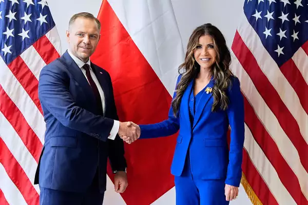La secretaria de Seguridad Nacional de los Estados Unidos, Kristi Noem, se reúne con el candidato presidencial conservador de Polonia, Karol Nawrocki, el 27 de mayo de 2025 en Rzeszów, Polonia.