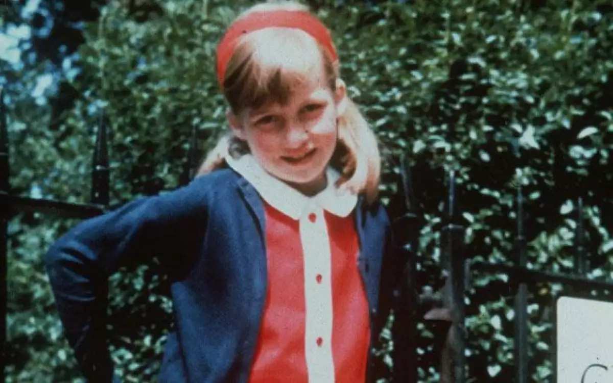Diana fue hija de John Spencer y Frances Ruth Roche.
