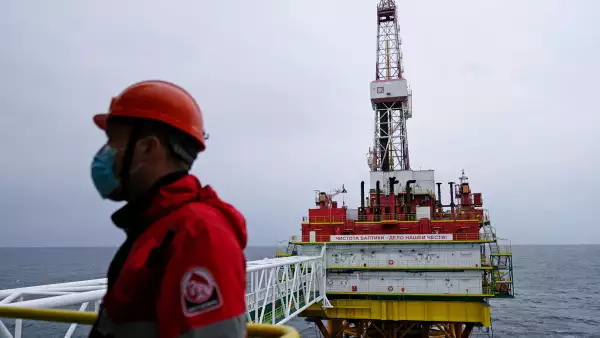 (Un empleado es visto en una plataforma petrolera operada por la compañía Lukoil en el campo petrolífero Kravtsovskoye en el Mar Báltico)
