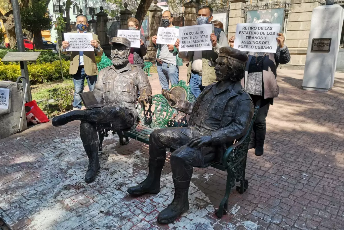 Retiro Estatuas Che y Castro