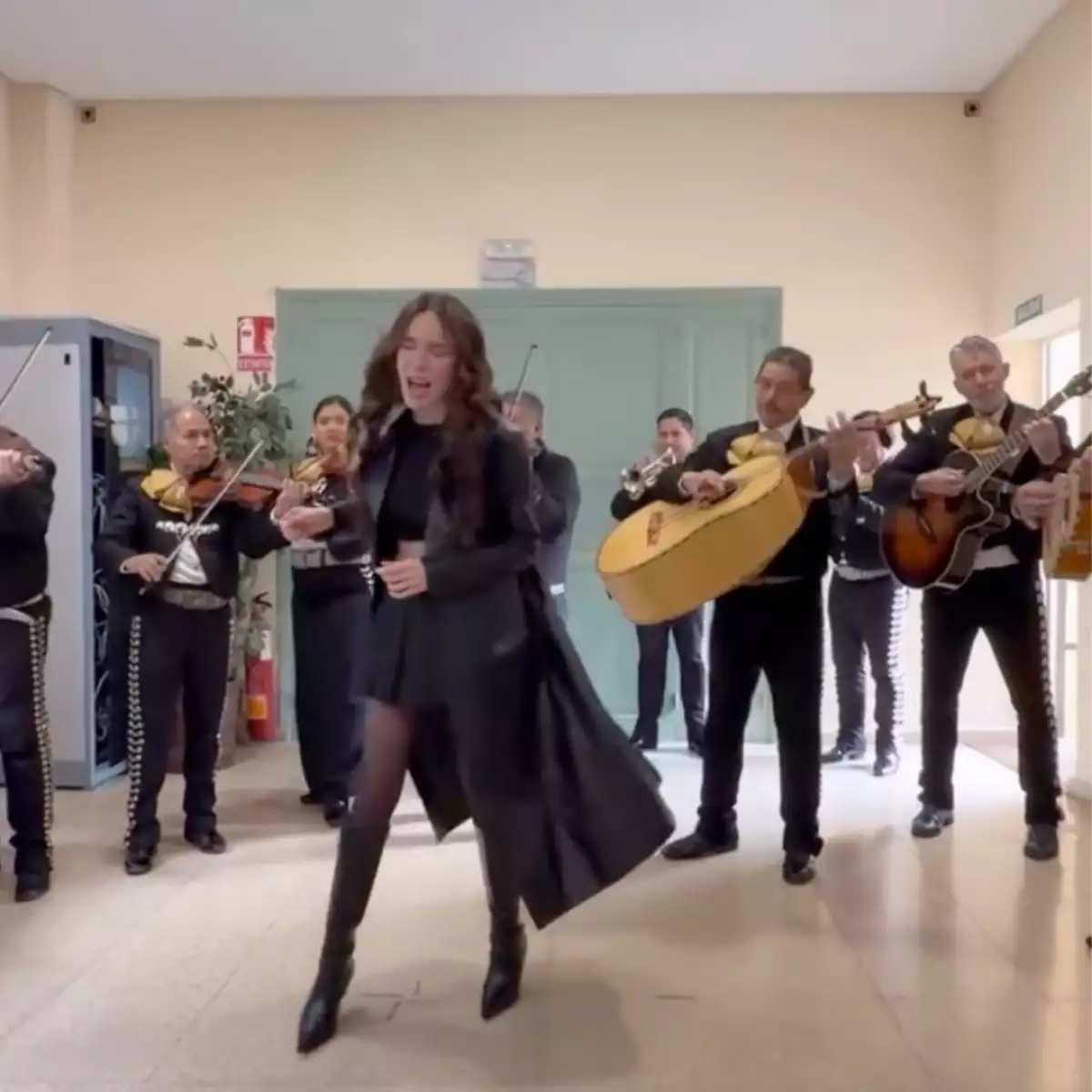Belinda lleva tacos y mariachi al set de la serie 'Carlota' en España y se arma la fiesta mexicana