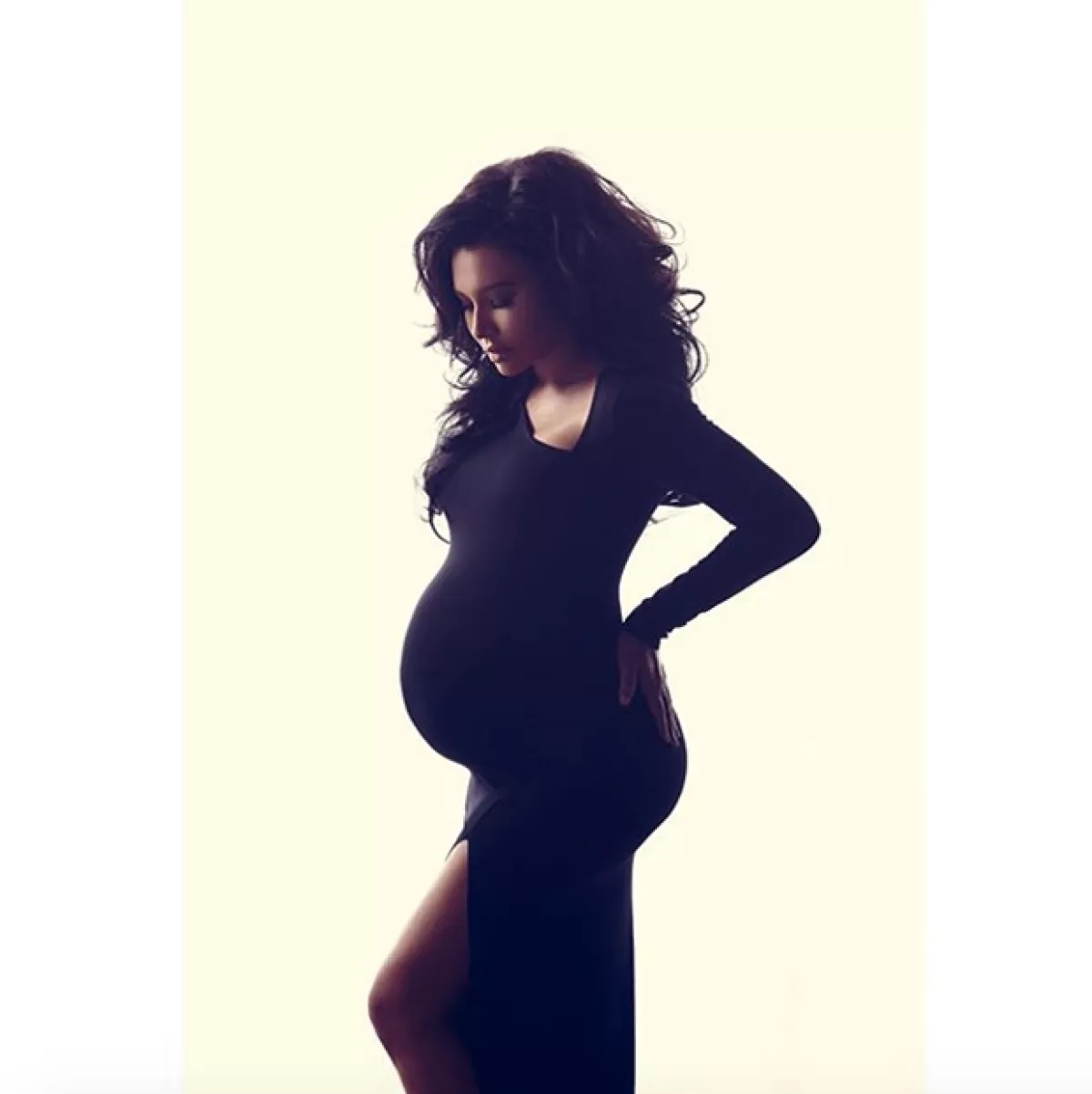 La actriz lució su baby bump en este ceñido vestido negro.