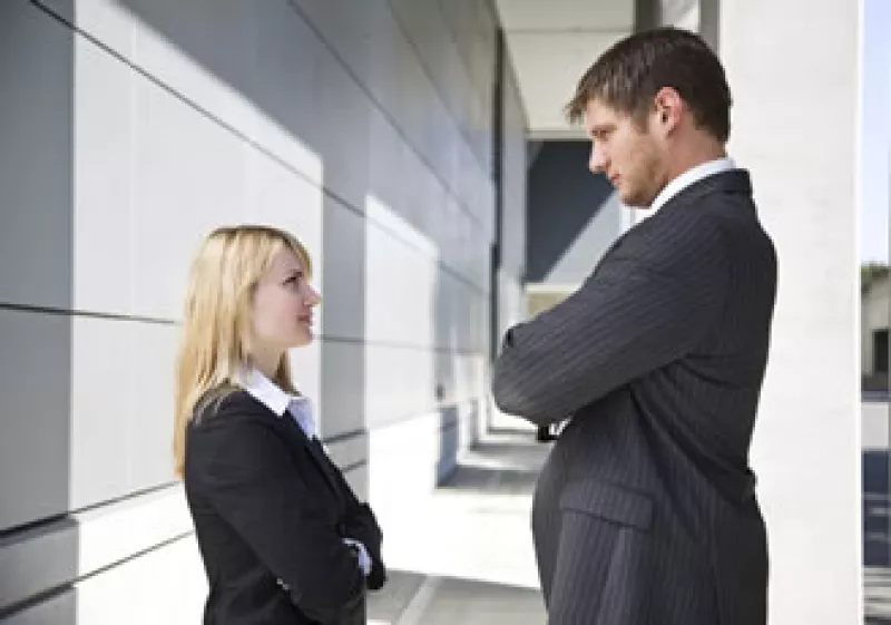 Especialistas recomiendan usar tus propios recursos, y no los de tu empleador, para hacer tu trabajo externo. (Foto: Photos to Go)