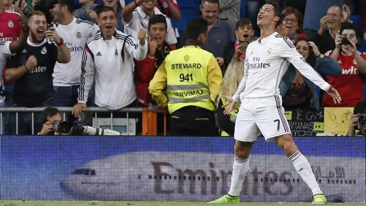 Cristiano Ronaldo celebra con la afición merengue su triplete 22 con Real Madrid