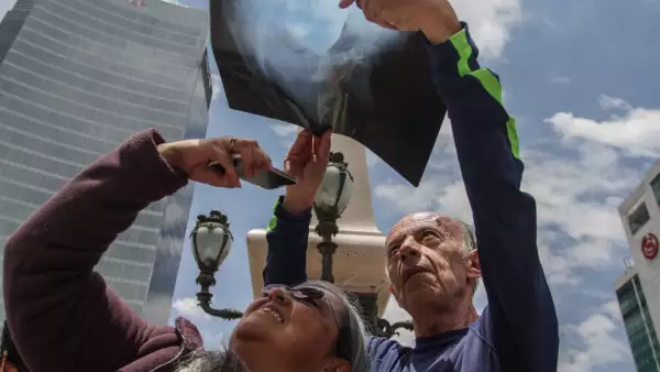 ¿Puedo ver el eclipse solar con mi celular? Cosas con las que no debes observarlo