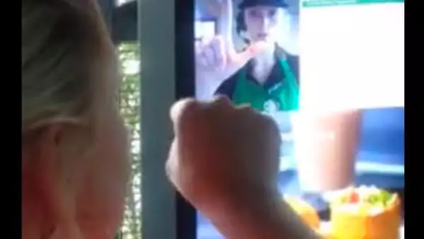 La cadena de café más popular a nivel mundial poco a poco está implementando un sistema para mejorar la comunicación de sus trabajadores con sus clientes, especialmente para aquellos con discapacidad.