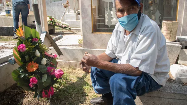 Visita de familiares a los panteones de México