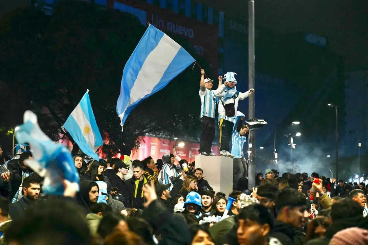 Los fanáticos de Argentina se reúnen cerca del Obelisco después de que Argentina perdiera el partido final de fútbol de la Copa Mundial de la FIFA contra España en Buenos Aires el 19 de julio de 2026. España ganó por 1-0.
