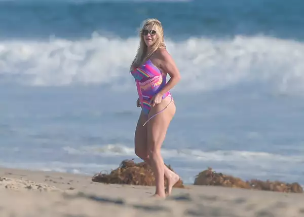 Kesha disfruta su vida fuera de los reflectores y se relaja en la playa.