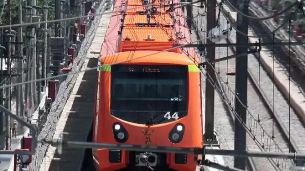 Tren de la l�nea 12 del metro