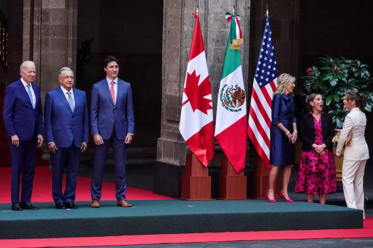 Joe Biden, Andrés Manuel López Obrador y Justin Trudeau, a su lado las primeras damas Jill Biden, Beatriz Gutiérrez Müller y Sophie Grégorie Trudeau en Palacio Nacional durante la celebración de la décima Cumbre de Líderes de América del Norte.