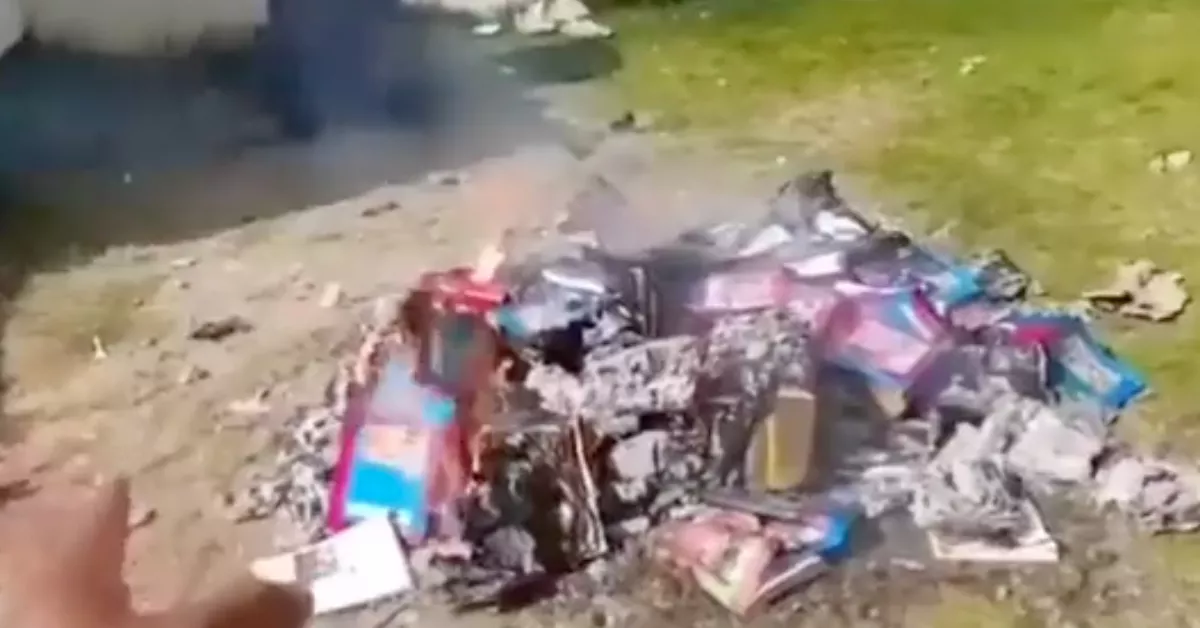 Queman libros de texto de la SEP en Chiapas