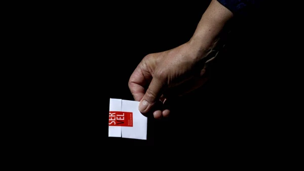 Un ciudadano sostiene una boleta mientras se aproxima a emitir su voto en Temuco, Chile.